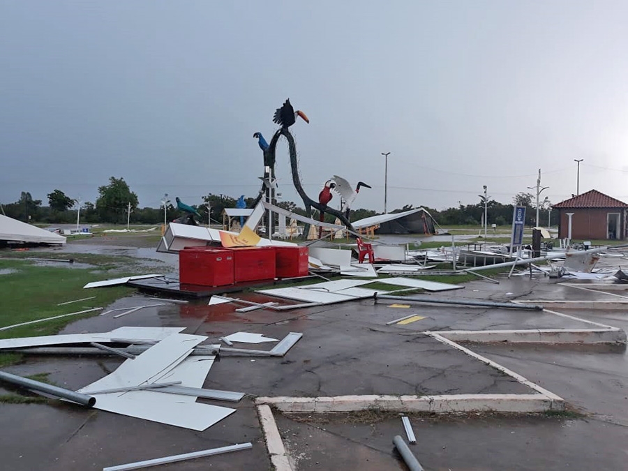 Vendaval derruba estrutura e cancela feira  de Livramento