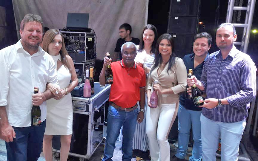 Milhares de pessoas prestigiaram o show da virada do ano com artistas regionais na Praa dos Colonizadores em Juara