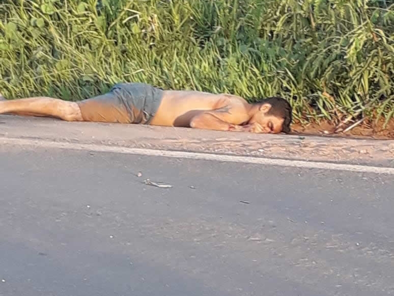 Homem embriagado cai da garupa de moto e  abandonado pelo condutor.