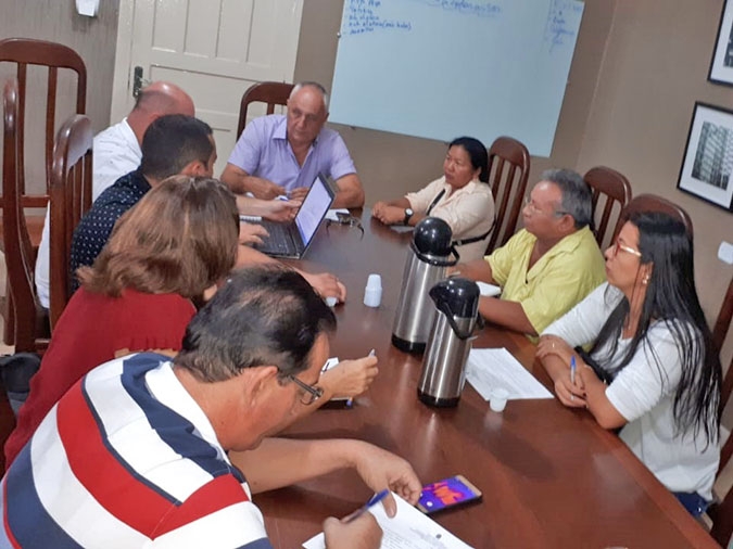 Indgenas e lideranas da FUNAI apresentam pauta de reivindicao para o prefeito Carlos Sirena.