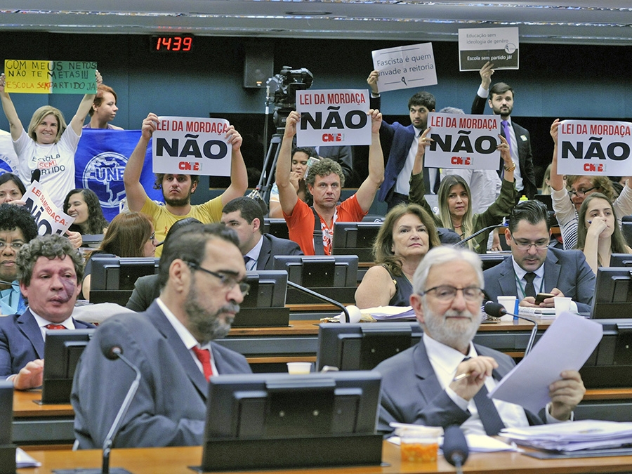 Cmara analisa projetos antagnicos sobre o que pode ser ensinado na escola