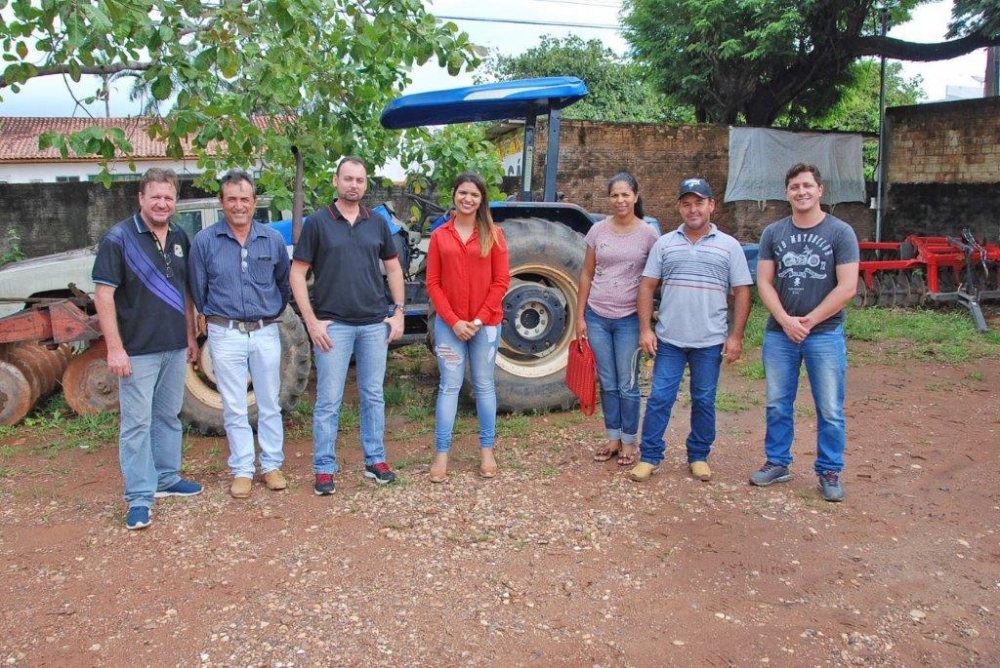 Vereadores vistoriam equipamentos que sero cedidos para associaes de pequenos produtores rurais.