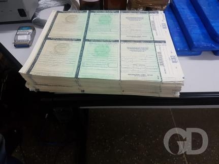 Polcia Civil prende 5, descobre fbrica de documentos falsos, apreende 30 kg de maconha e veculos