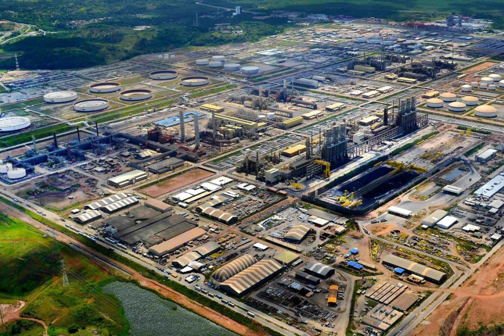 Petrobras sobe preo da gasolina nas refinarias em R$ 0,10