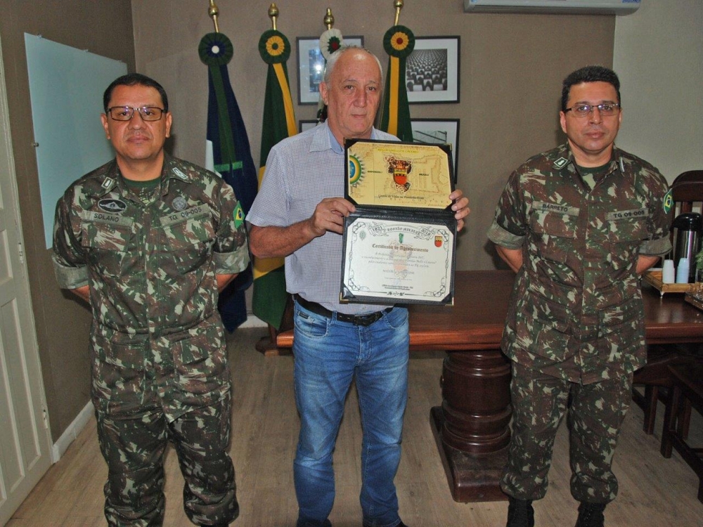 Prefeito recebe reconhecimento do Exrcito Brasileiro, atravs do Tiro de Guerra de Juara. 