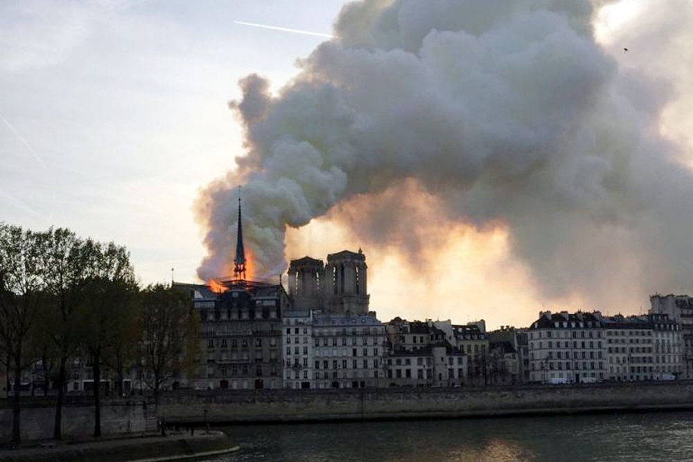 Frana pede doaes e avalia danos na Notre-Dame