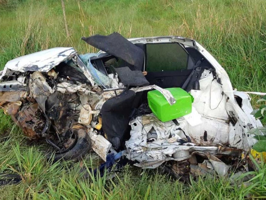 Acidente entre carretas e carro deixa 4 mortos na BR-174