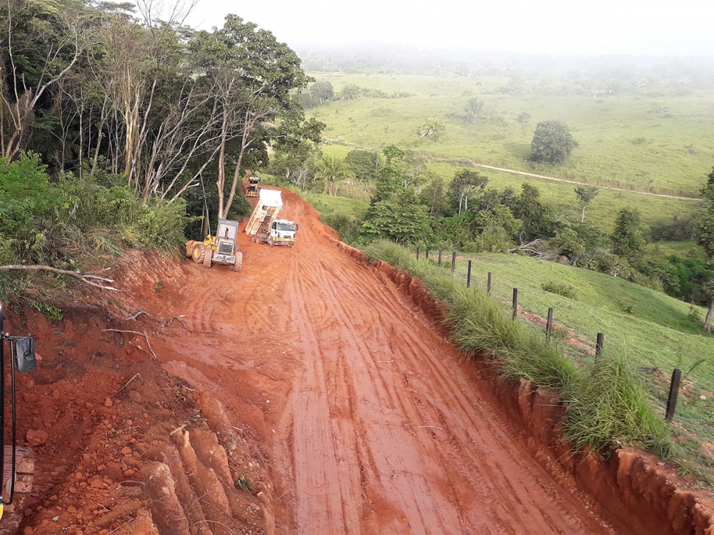 Parceria entre produtores e poder pblico recupera estrada na linha do Braguinha.