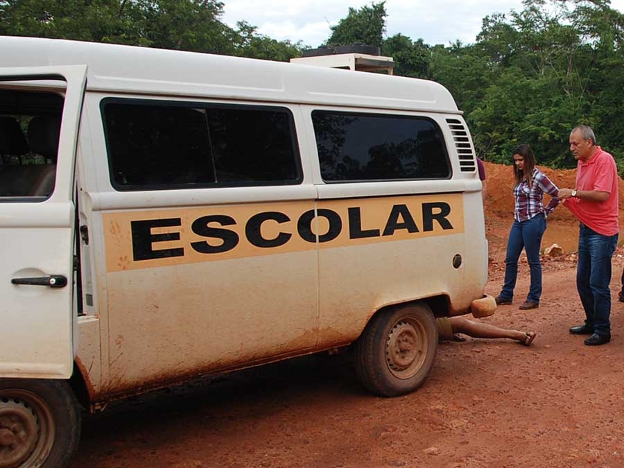 Vndalos colocam areia no tanque de veculo do transporte escolar de guas Claras.