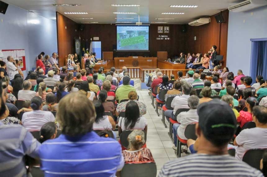 Centenas de pessoas debatem regularizao fundiria em audincia realizada pela presidente da AL em Juara