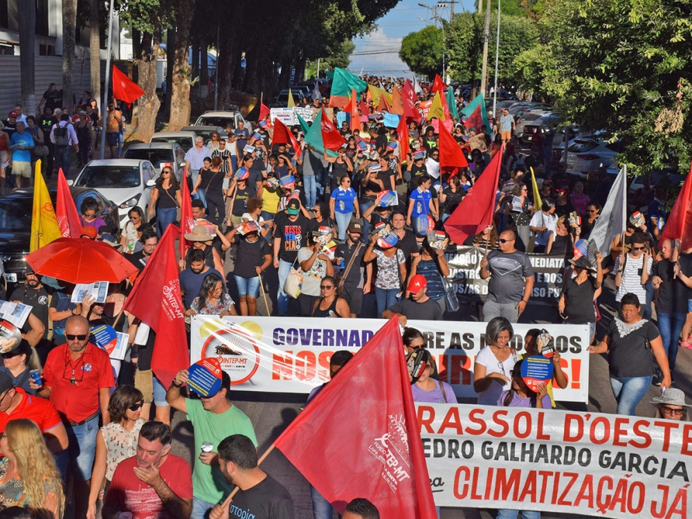 Educadores protestam nas ruas no primeiro dia de greve da Educao estadual