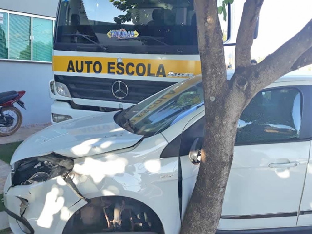 Caminho desgovernado e sem motorista, invade calada e danifica dois veculos no estacionamento.