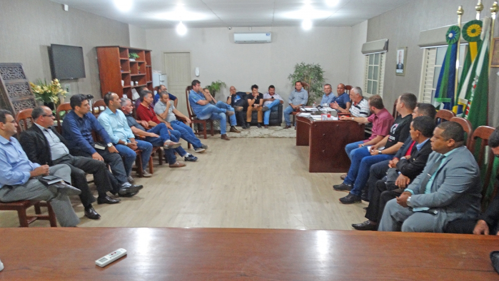 Prefeito rene religiosos e Conselho Gestor e presta contas do seu primeiro ano de governo.