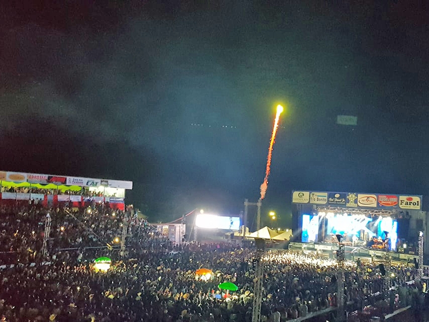 Luan Santana canta para mais de 15 mil pessoas no parque de exposies da Acrivale.