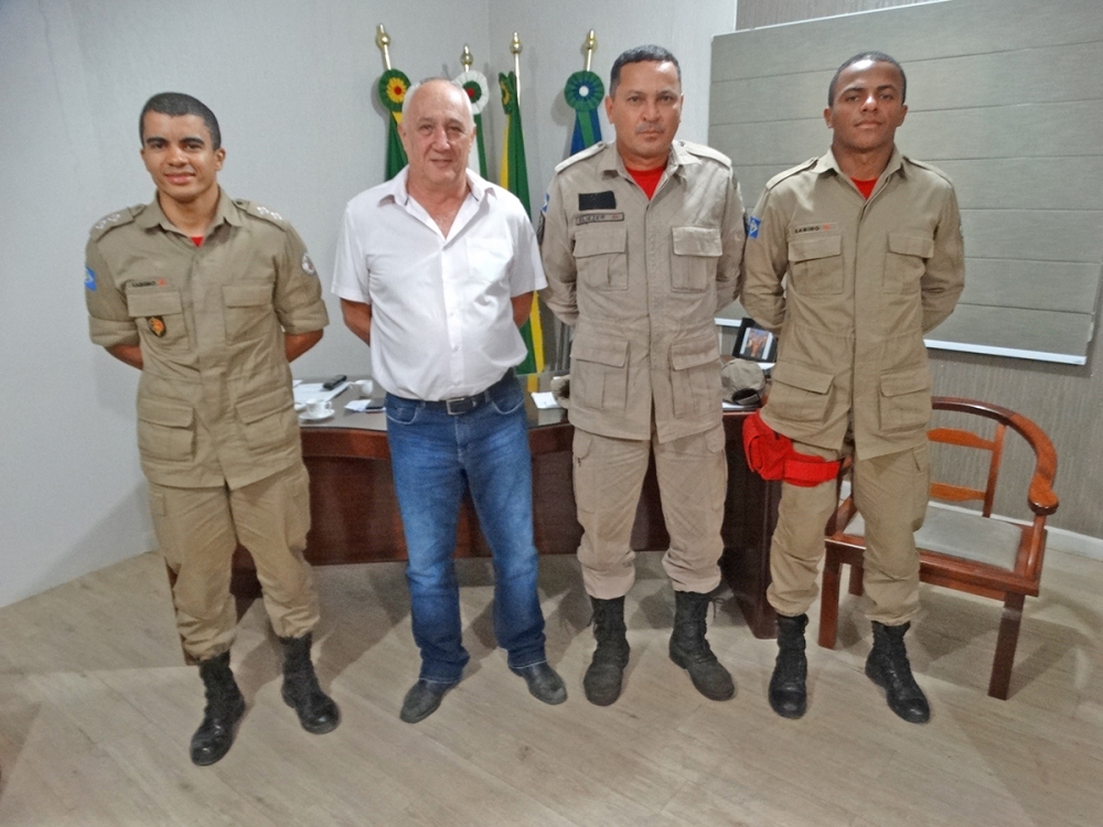 Bombeiros militares esto em Juara para ajudar no combate a incndio nos assentamentos.