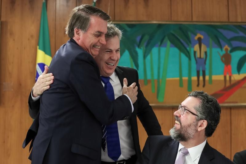 Bolsonaro d trs notcias excelentes ao Estado.