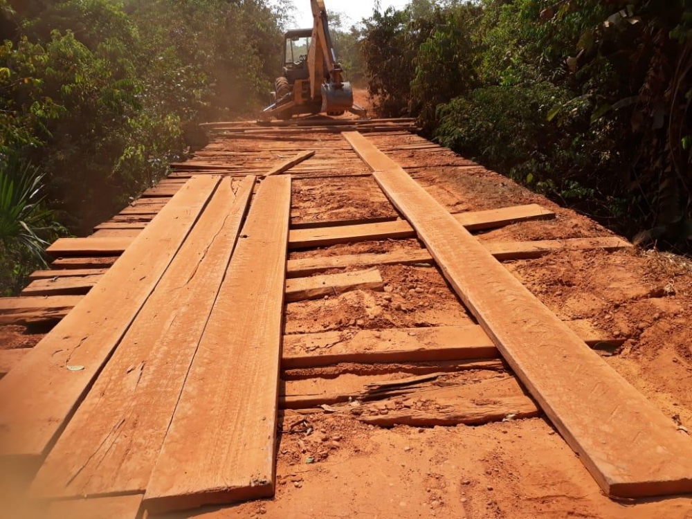 Prefeitura de Juara recupera ponte na MT 160, estrada para Brianorte e Nova Maring.