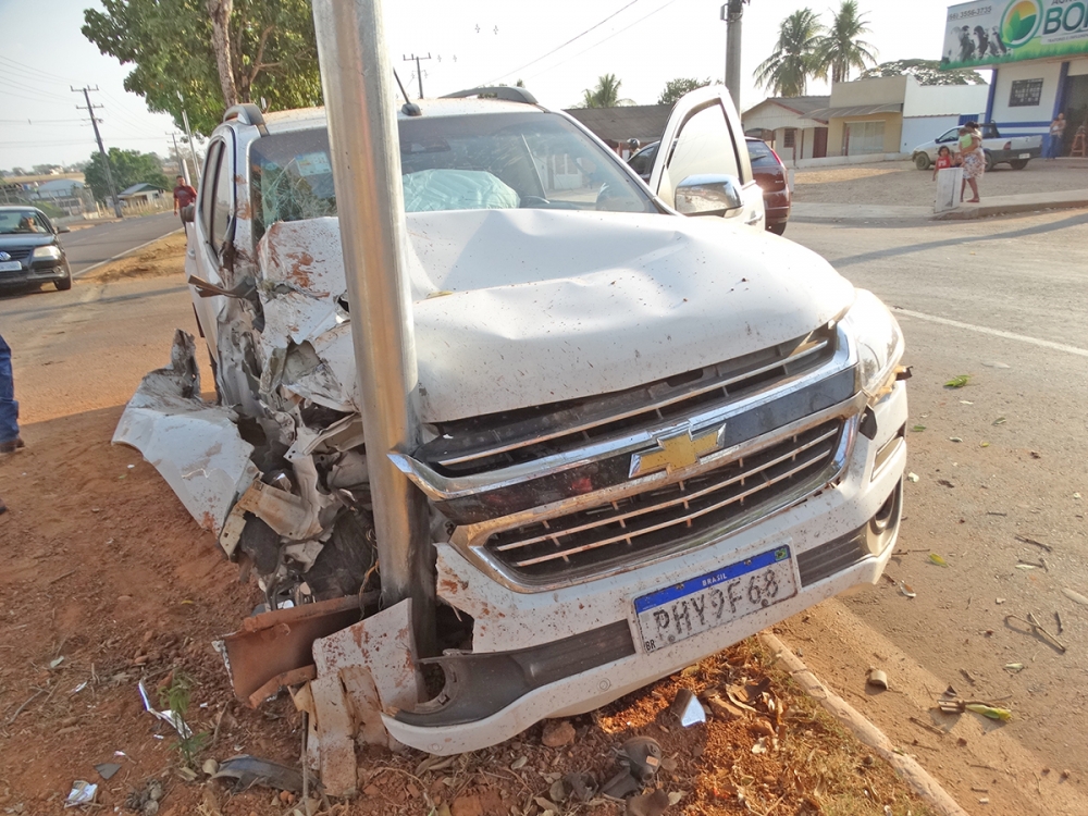 Juara: Caminhonete em teste bate na traseira de caminho e quebra poste na Av. Rio Arinos.