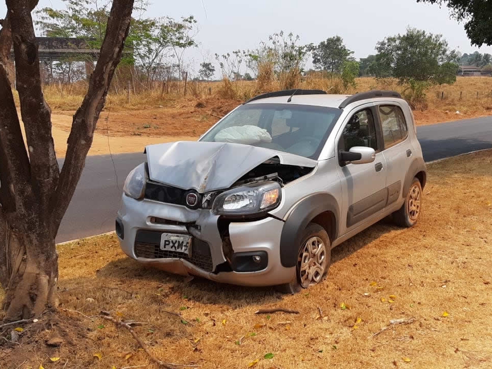 Mulher perde controle do veculo e bate em rvore do canteiro central da Avenida Jos Alves Bezerra