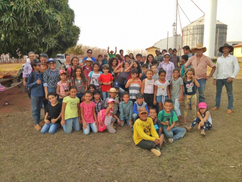 Escola de Catuai visita fazenda Janba para conhecer trabalho de plantio de mudas de espcies nativas.