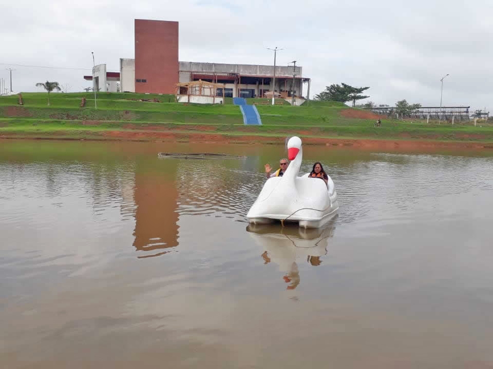 Lago contemplativo ganha pedalinho para divertir a crianada de Juara