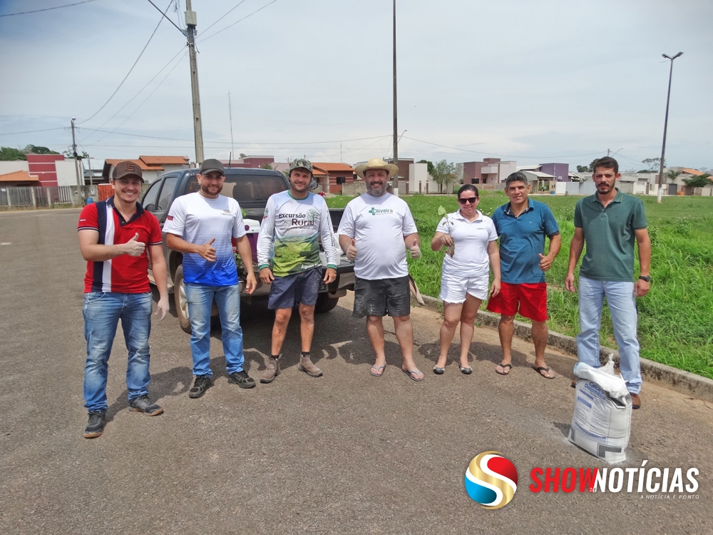 Vereador Flavinho se une aos moradores do Jardim Floresta para plantar ips na praa do bairro.