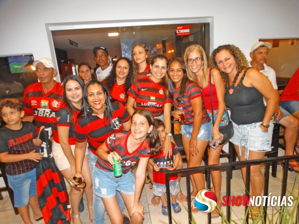 Torcida do Flamengo comemora ttulo da libertadores em bares e avenida de Juara.