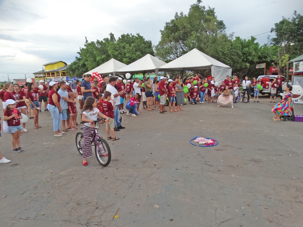 Dezenas de pessoas participam da Caminhada Passos Que Salvam em Juara.