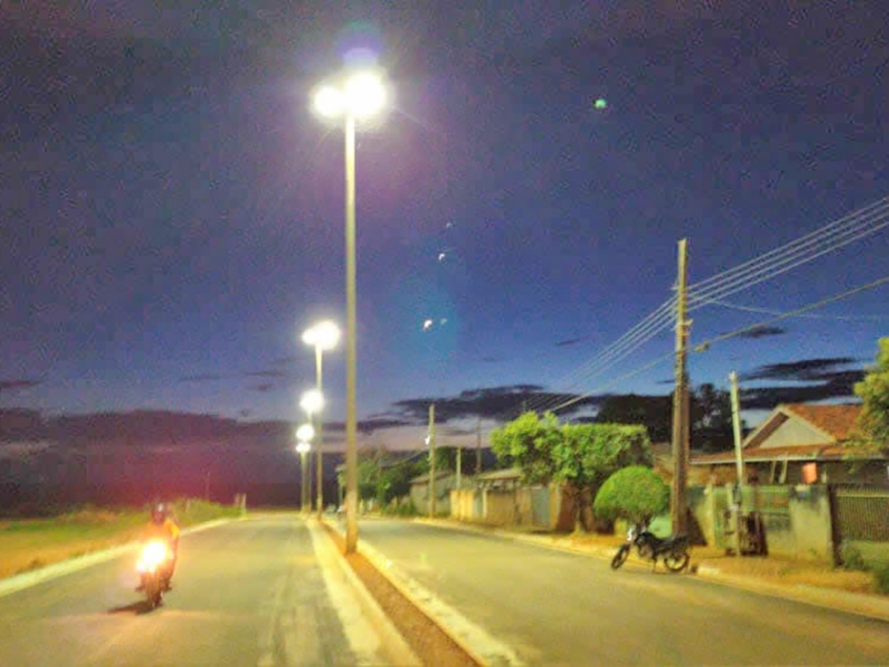 Virou dia: Avenida Luiz Gatti recebe nova iluminao pblica com superpostes.