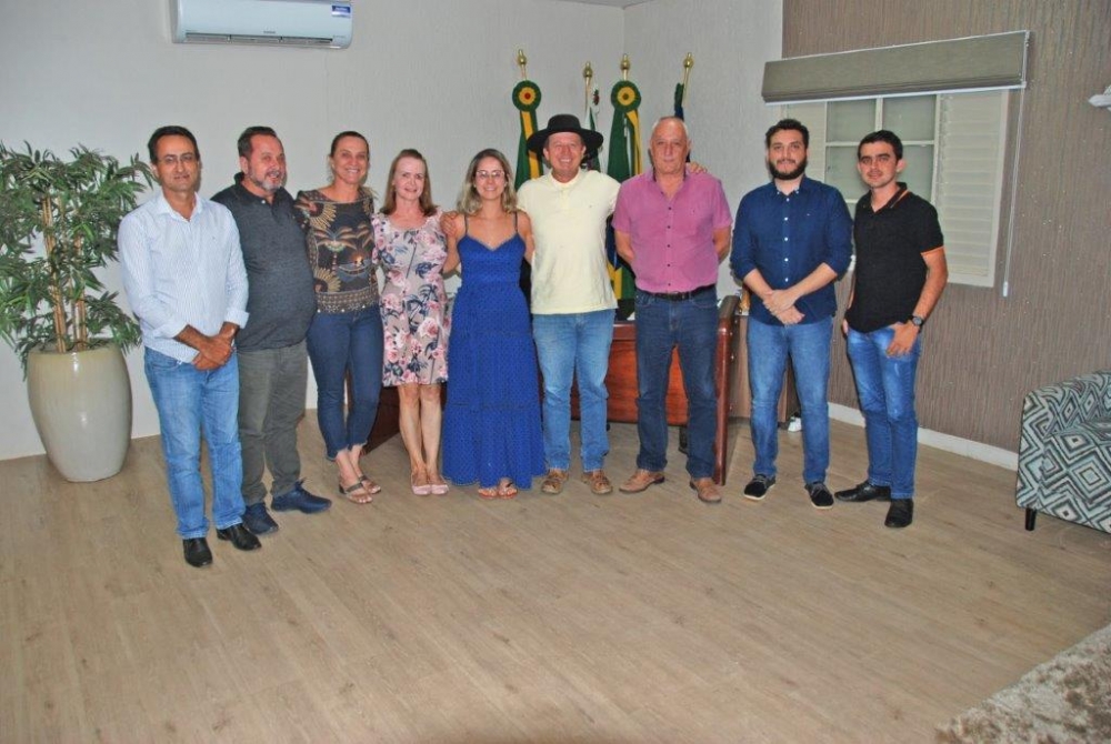 Prefeitos do Vale do Arinos reverenciam a promotora de Juara, Roberta Cheregati.