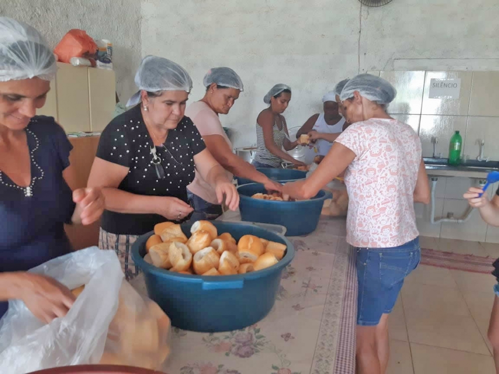 Associao Eurpedes Barsanulfo comemora Natal com moradores do Porto Seguro.