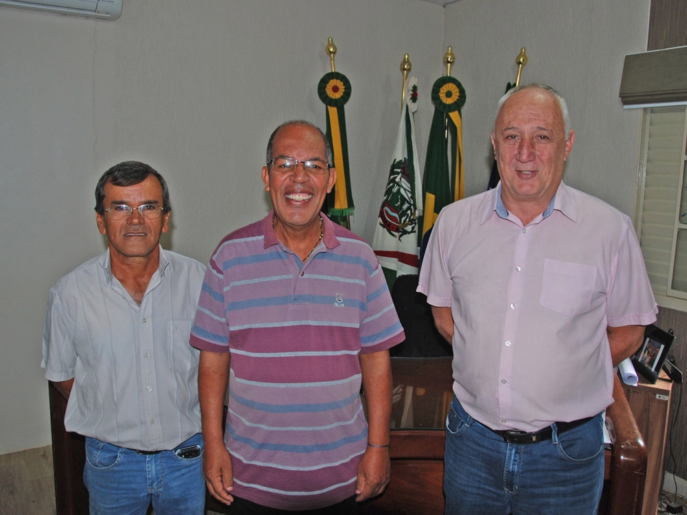 Padre Ademir Vicente de Paula visita Juara e vai ao gabinete do prefeito Carlos Sirena 