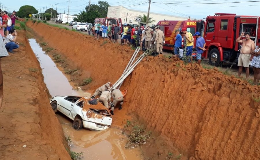 Bombeiros resgatam 5 que caram com carro em vala de escoamento de gua em Sinop