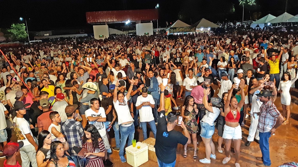 Show de Virada leva milhares de pessoas para o estacionamento do Lago Dr. Geraldo em Juara