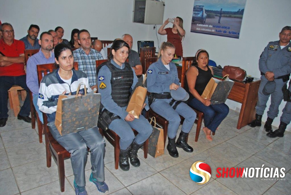 Policiais militares femininas so homenageadas pelo comando da PM do Vale do Arinos.