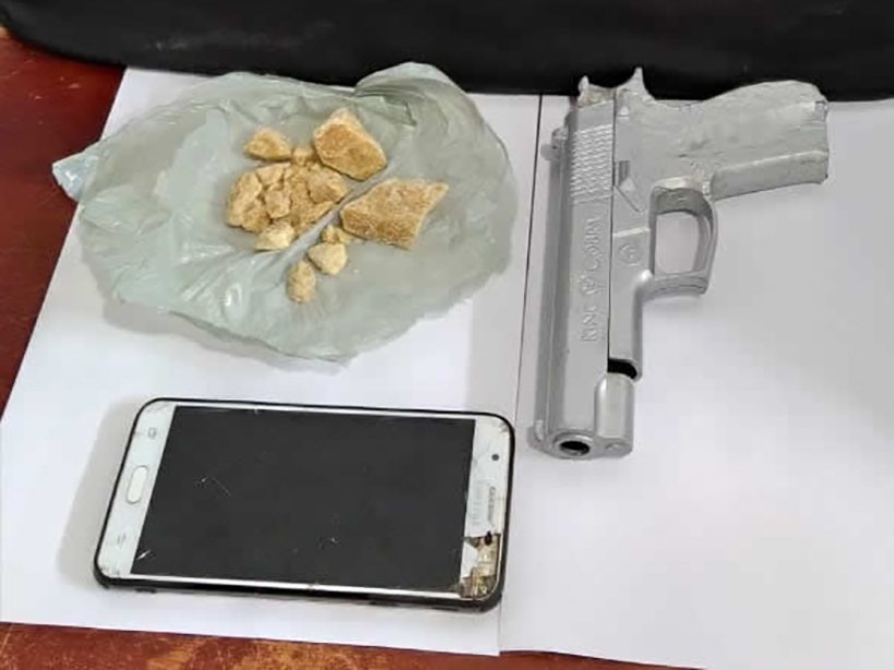 Polcia Civil de Juara prende traficante com drogas, poro de entorpecentes e simulacro de arma de fogo