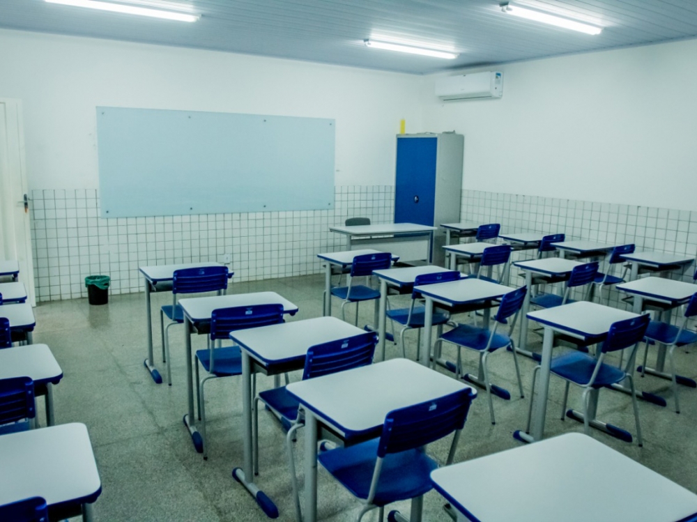  Governador atende prefeitos e adia retorno das aulas em Mato Grosso