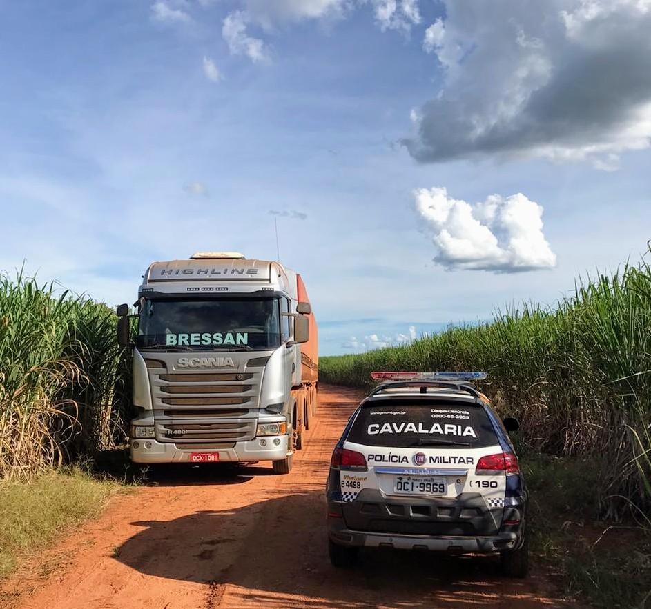 PM liberta caminhoneiros e familiares refns, prende trs suspeitos e recupera duas carretas