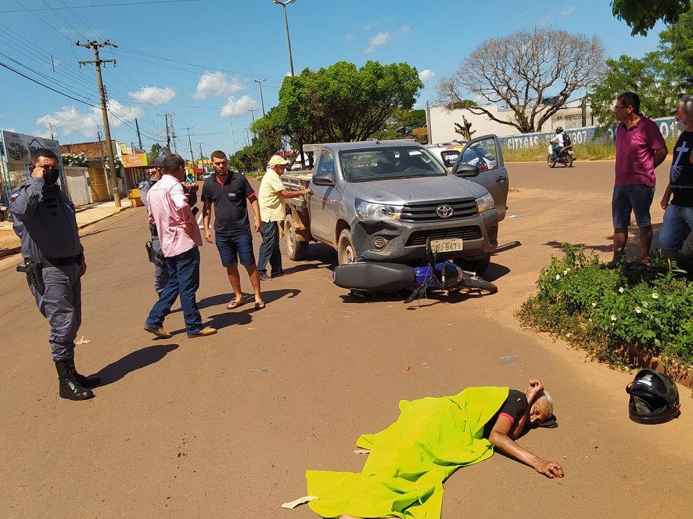 Acidente entre caminhonete e moto no centro de Juara deixa motociclista idoso ferido