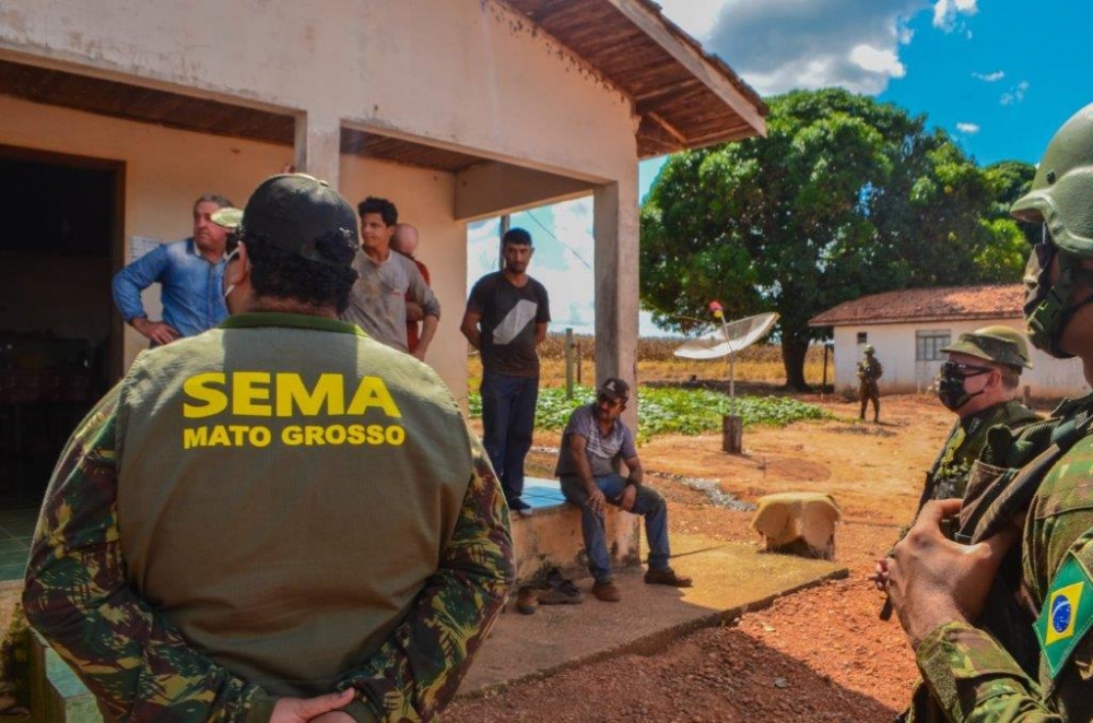 Exrcito Brasileiro e SEMA realizam fiscalizao de denncia em Porto dos Gachos,