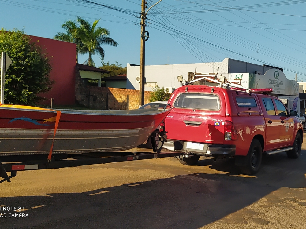 Bombeiros de Juna j esto em buscas ao corpo de um homem visto boiando no Rio Arinos.