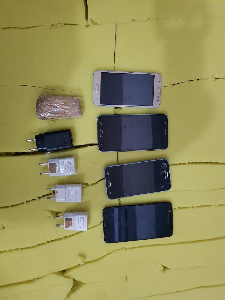 Drogas e celulares so encontrados dentro de colches na Mata Grande
