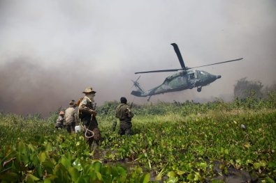 Bombeiros Militares ficam encurralados pelas chamas