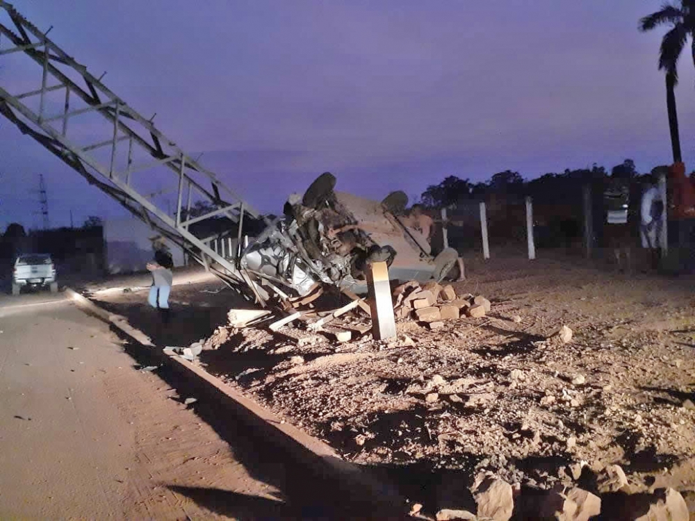 Em Juara carro derruba torre de transmisso da Energisa e deixa o Vale do Arinos sem energia.