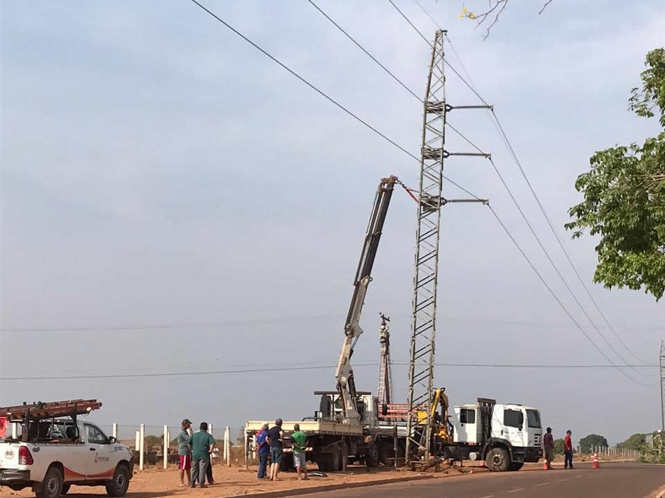 Energisa improvisa com guindaste para segurar a torre e reestabelece a energia no Vale do Arinos.