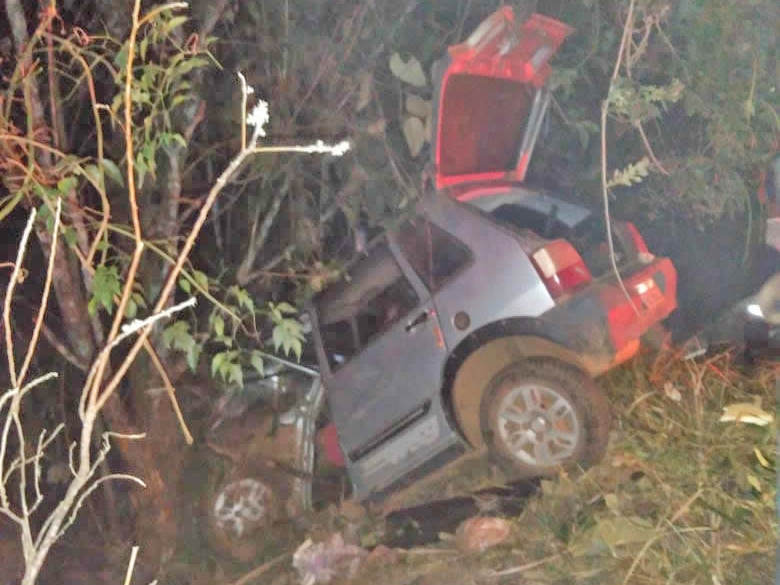 Motorista perde o controle do carro, sai da estrada e fica preso nas ferragens com perna quebrada.