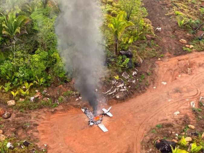 Piloto foge da PF e ateia fogo em avio na divisa do Par e Mato Grosso