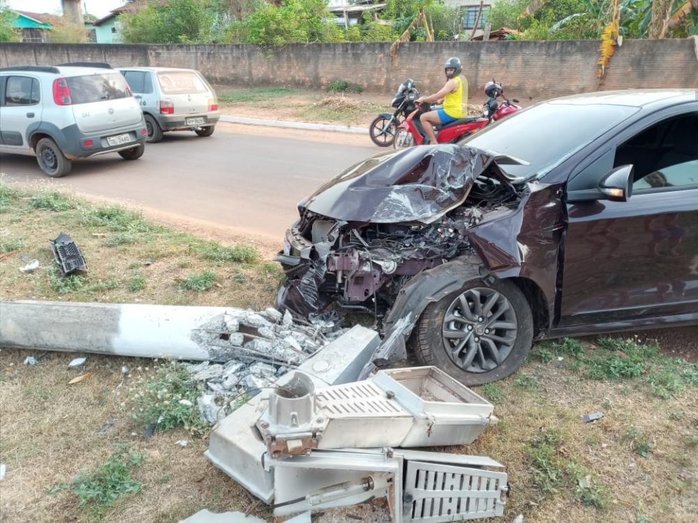 Carro derruba superposte na Avenida Rio Grande do Sul e ningum fica ferido.