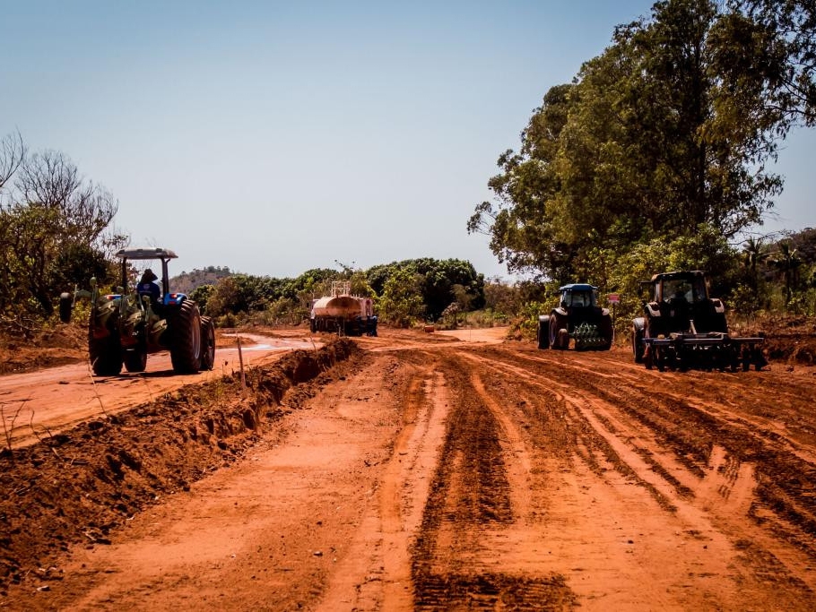 Obras de pavimentao da MT 220 continuam no perodo da seca