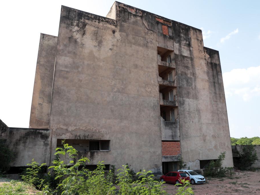 Governador assina ordem de servio para retomada de obra do Hospital Central